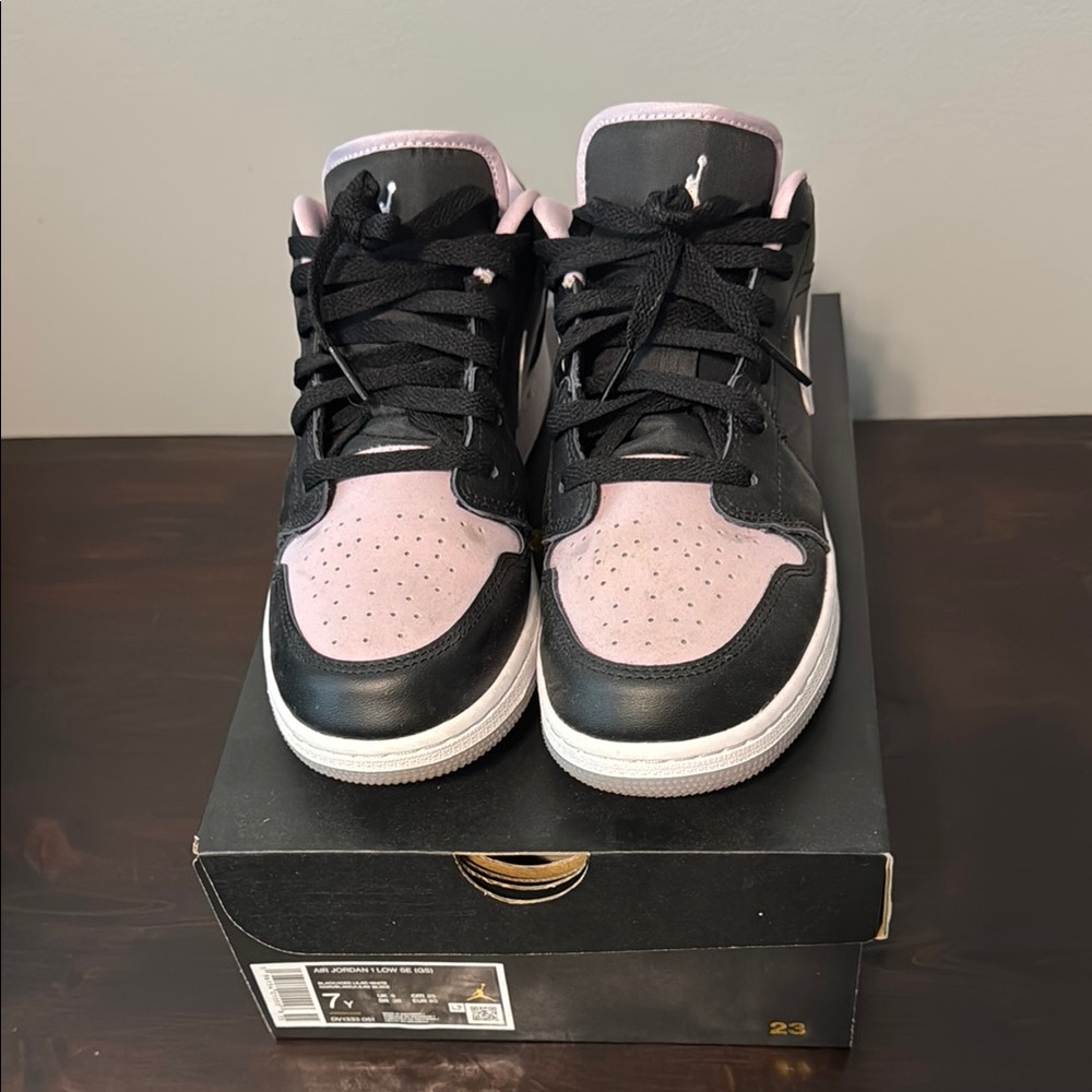Air Jordan 1 Low sz 7Y (men’s 7, women’s 8.5)